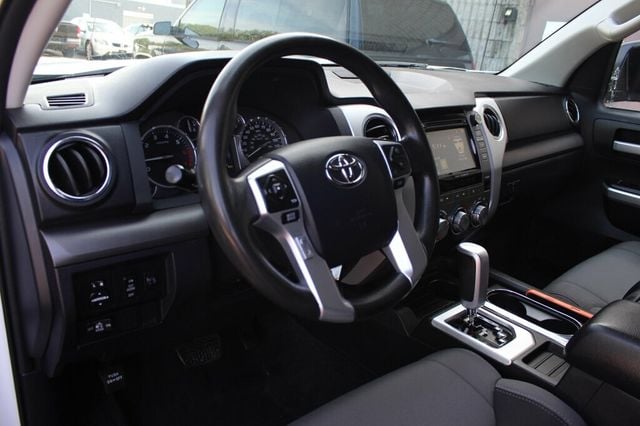 2017 Toyota Tundra 4WD SR5  5.7L V8 w/TRD OFF ROAD, BUCKET SEATS - 23030985 - 23
