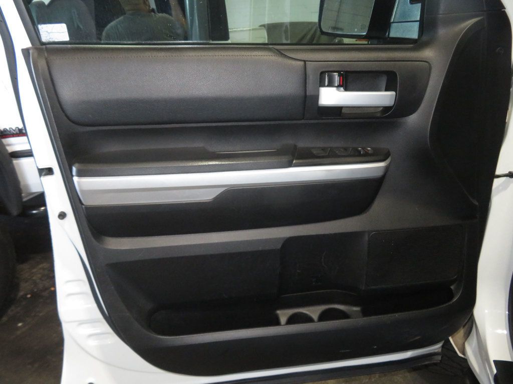 2017 Toyota Tundra CrewMax photo 17
