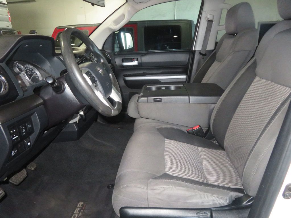 2017 Toyota Tundra CrewMax photo 18