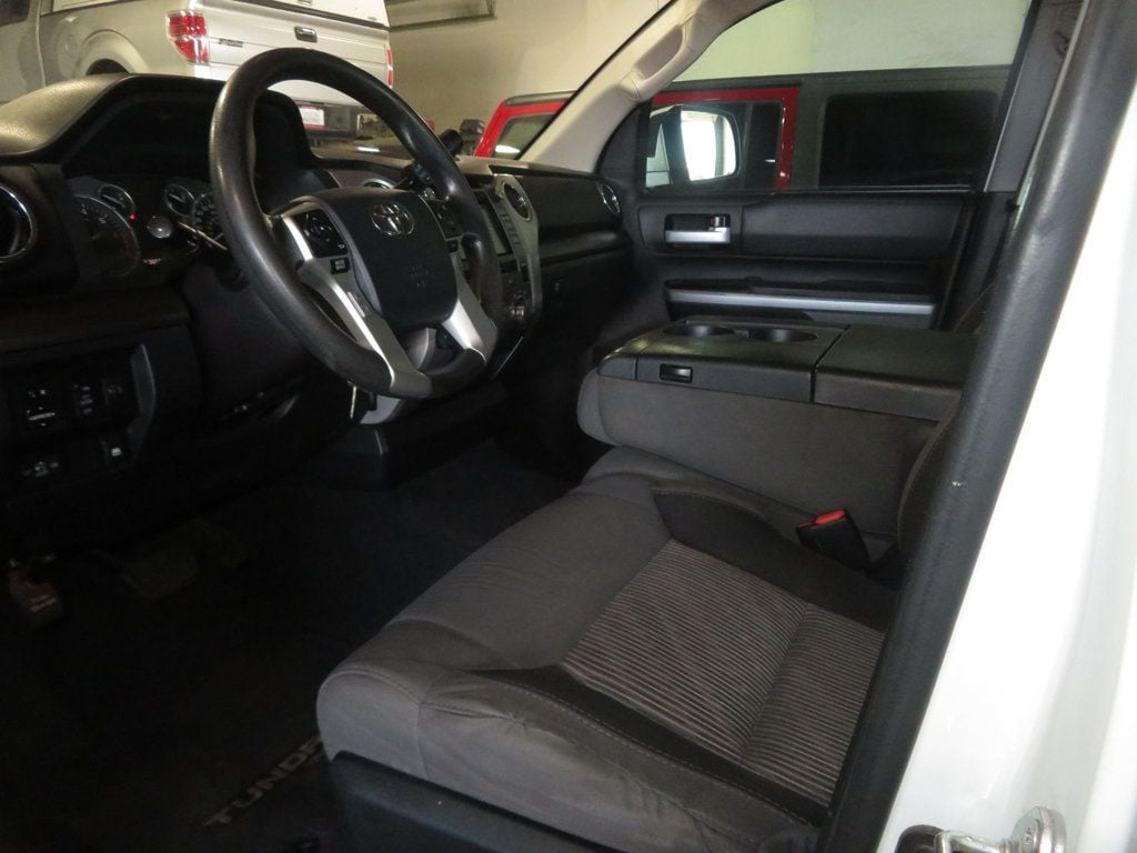 2017 Toyota Tundra CrewMax photo 19