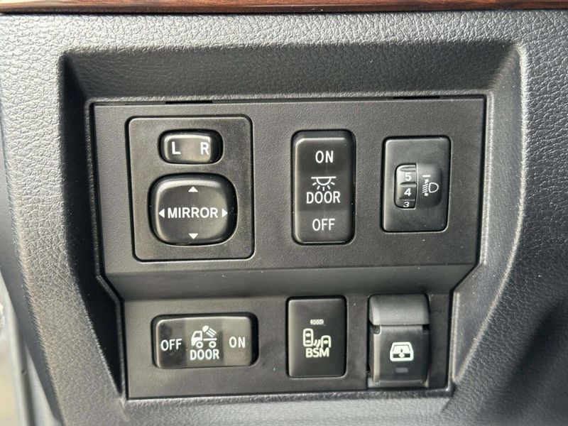 2017 Toyota Tundra Limited 4x4 4dr CrewMax Cab Pickup SB (5.7L V8 FFV) - 23052214 - 27