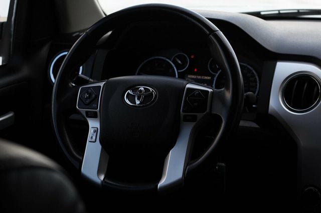 2017 Toyota Tundra ONE OWNER LIMITED CREWMAX W/ PREMIUM PKG, MOONROOF - 22947907 - 27