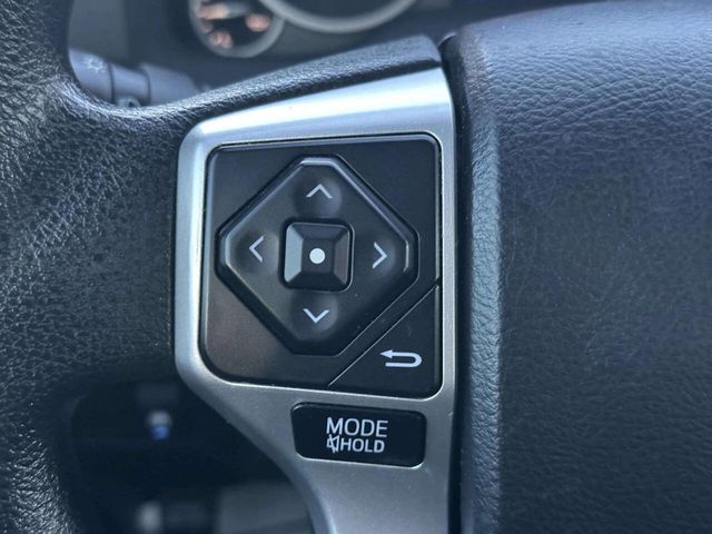 2017 Toyota Tundra SR5 4x4 4dr CrewMax Cab Pickup SB (5.7L V8 FFV) - 22971678 - 33