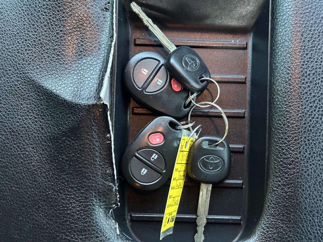 2017 Toyota Tundra SR5 4x4 4dr CrewMax Cab Pickup SB (5.7L V8 FFV) - 22971678 - 37