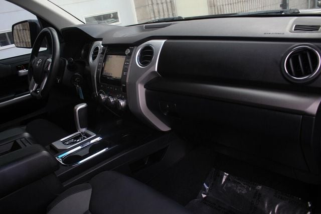 2017 Toyota Tundra SR5 CREWMAX W/ PREMIUM AUDIO/ NAVIGATION, BUCKET SEATS - 22976796 - 9