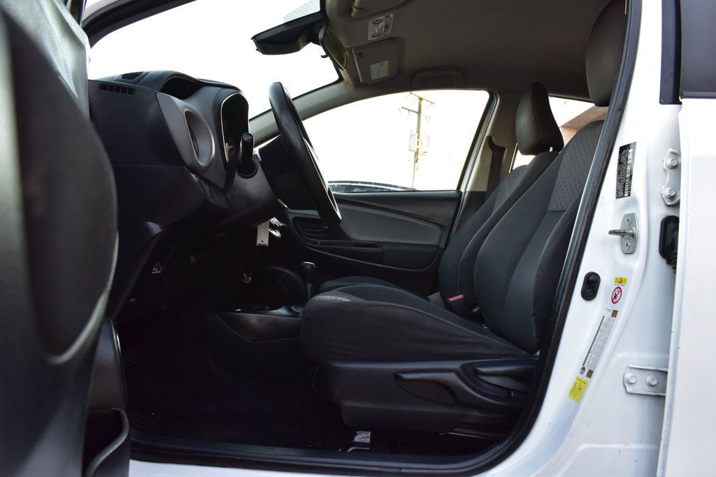 2017 Toyota Yaris 5-Door L Automatic - 22958503 - 13