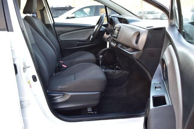 2017 Toyota Yaris 5-Door L Automatic - 22958503 - 16