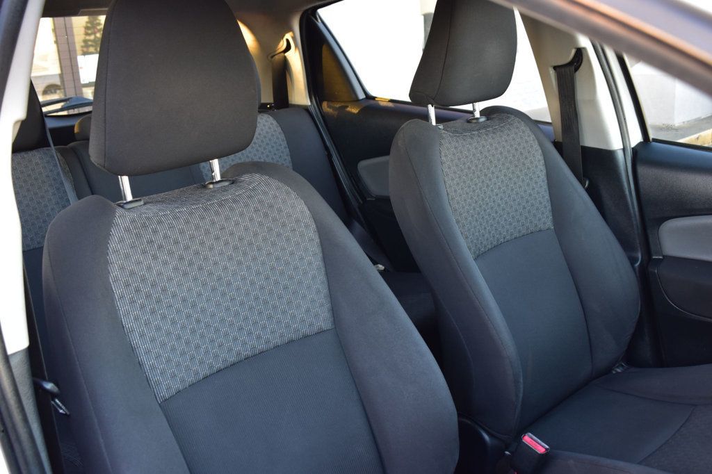 2017 Toyota Yaris 5-Door L Automatic - 22958503 - 17