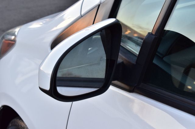 2017 Toyota Yaris 5-Door L Automatic - 22958503 - 41