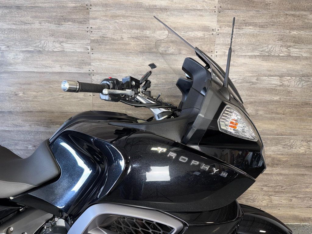 2017 Triumph Trophy SE SUPER CLEAN! - 22991996 - 3