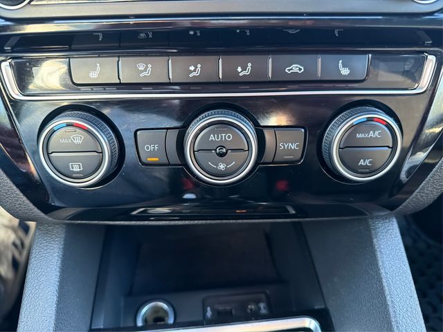 2017 Volkswagen Jetta GLI Automatic - 22979184 - 29