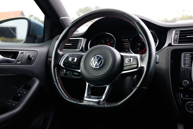 2017 Volkswagen Jetta GLI Automatic - 22940215 - 26