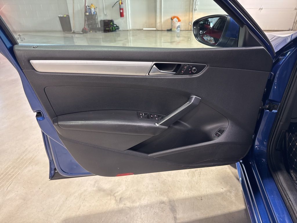 2017 Volkswagen Passat 1.8T S Automatic - 23005446 - 25
