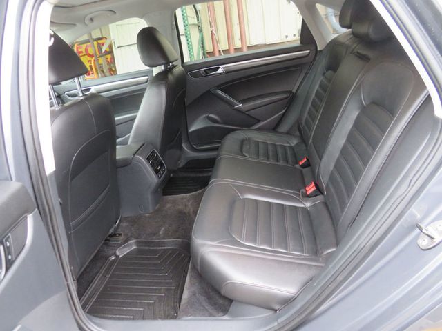 2017 Volkswagen Passat 1.8T SEL Premium Automatic (Clear Title) - 22951828 - 10