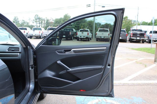 2017 Volkswagen Passat 1.8T SE w/Technology Automatic - 23051555 - 29