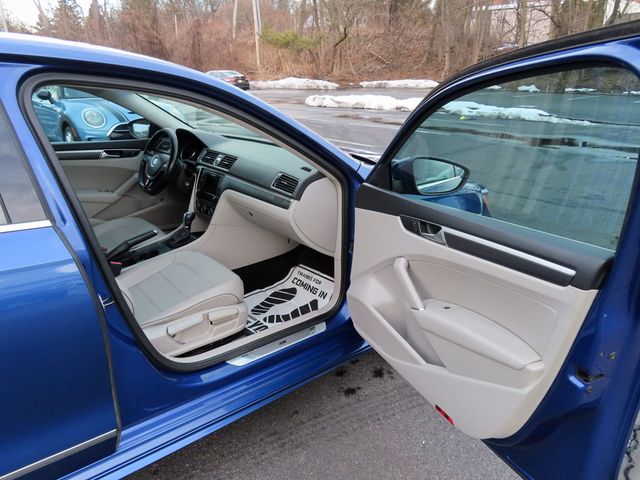 2017 Volkswagen Passat R-Line w/Comfort Pkg Automatic - 22992844 - 18