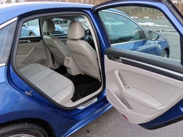2017 Volkswagen Passat R-Line w/Comfort Pkg Automatic - 22992844 - 21