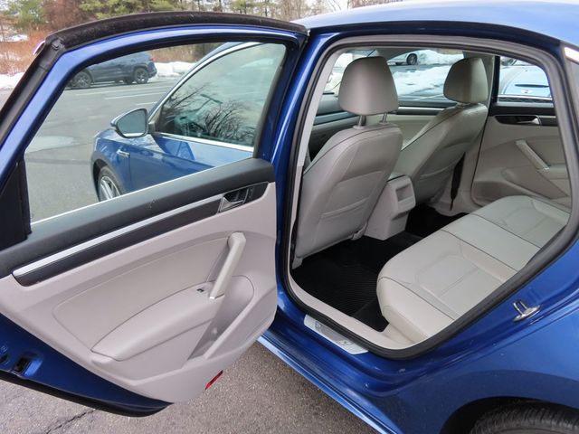 2017 Volkswagen Passat R-Line w/Comfort Pkg Automatic - 22992844 - 24