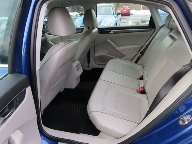 2017 Volkswagen Passat R-Line w/Comfort Pkg Automatic - 22992844 - 25