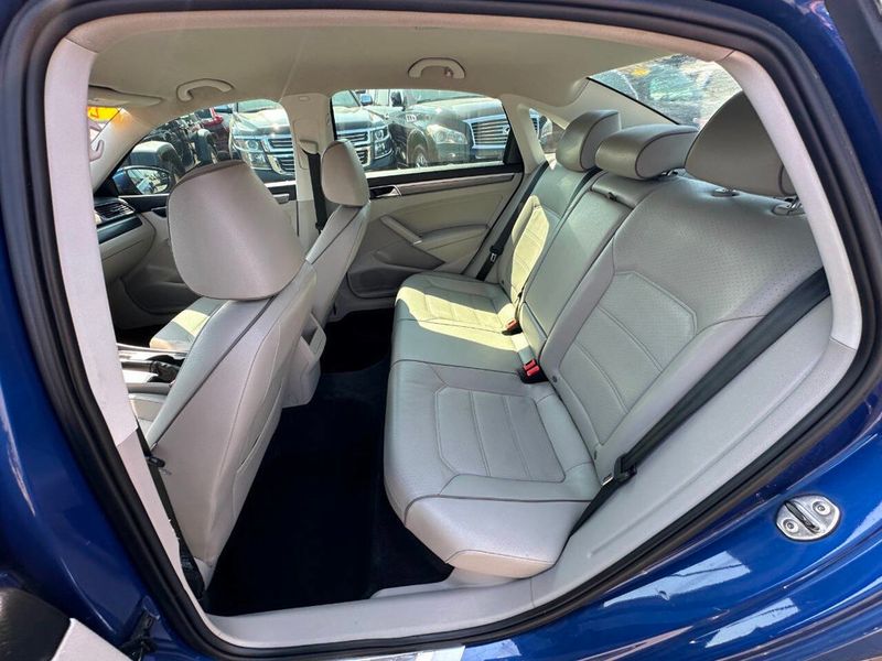 2017 Volkswagen Passat R-Line w/Comfort Pkg Automatic - 22915526 - 19