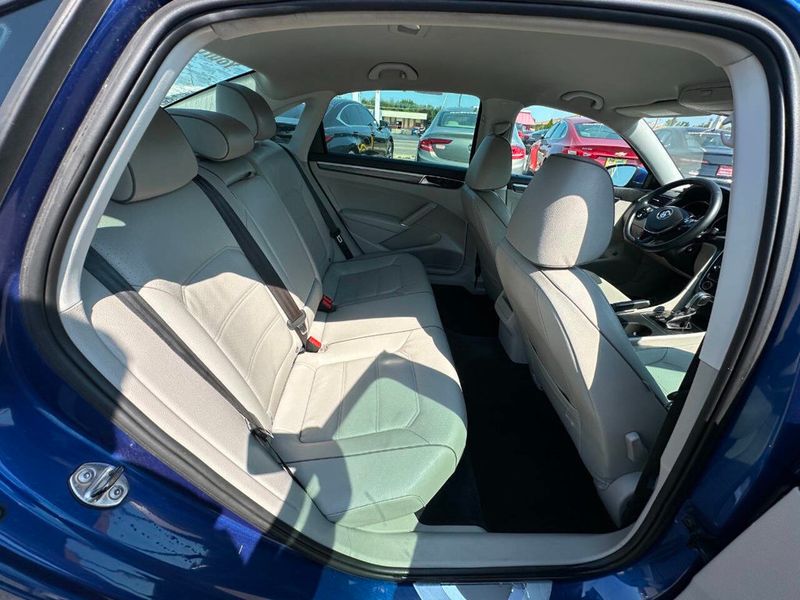 2017 Volkswagen Passat R-Line w/Comfort Pkg Automatic - 22915526 - 21