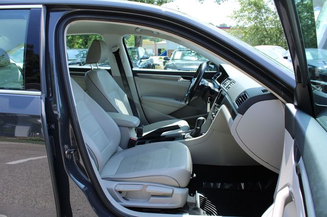 2017 Volkswagen Passat R-Line w/Comfort Pkg Automatic - 23032820 - 26