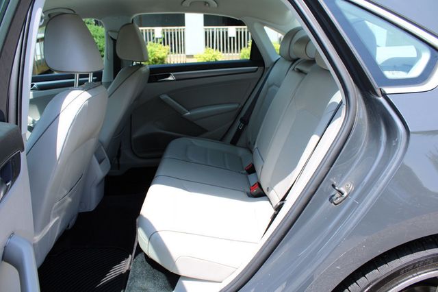 2017 Volkswagen Passat R-Line w/Comfort Pkg Automatic - 23032820 - 28