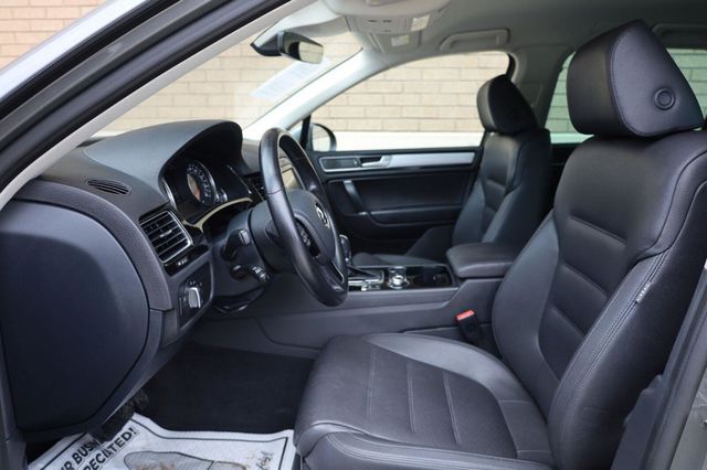 2017 Volkswagen Touareg Sport w/Technology - 23062698 - 13