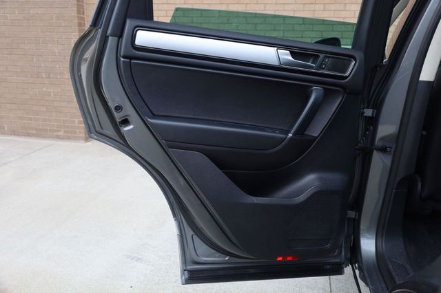 2017 Volkswagen Touareg Sport w/Technology - 23062698 - 16
