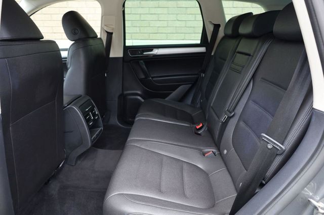 2017 Volkswagen Touareg Sport w/Technology - 23062698 - 17
