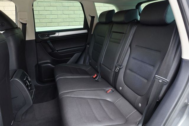 2017 Volkswagen Touareg Sport w/Technology - 23062698 - 18