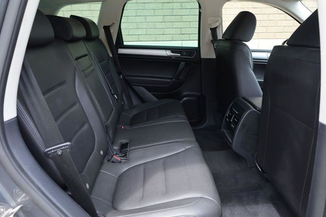 2017 Volkswagen Touareg Sport w/Technology - 23062698 - 21