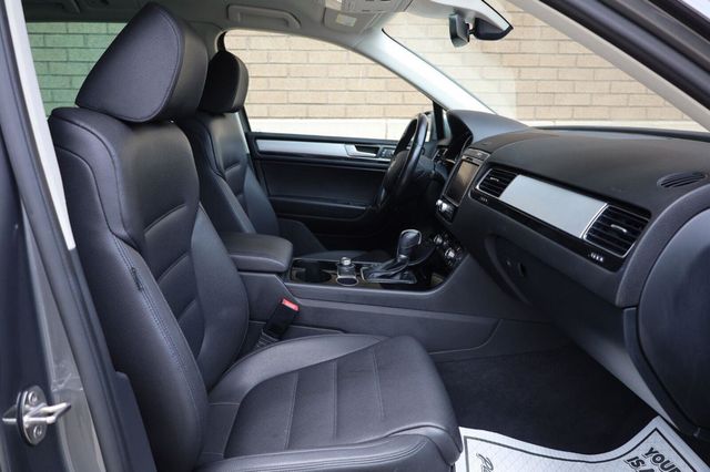 2017 Volkswagen Touareg Sport w/Technology - 23062698 - 23