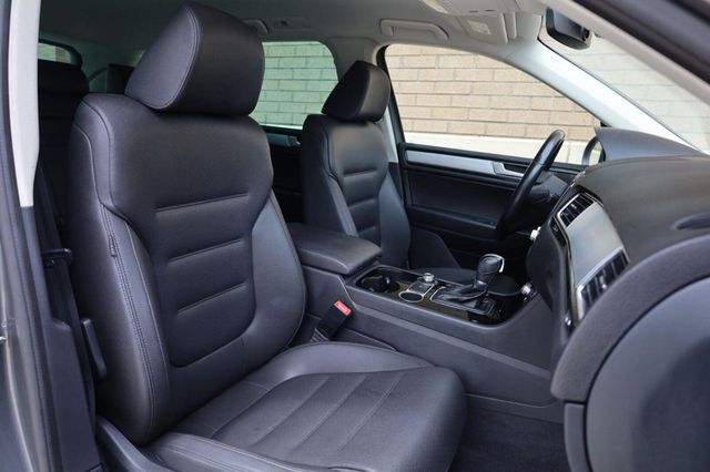 2017 Volkswagen Touareg Sport w/Technology - 23062698 - 24