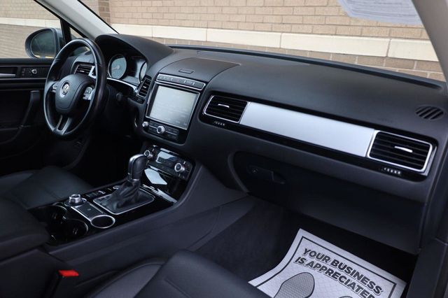 2017 Volkswagen Touareg Sport w/Technology - 23062698 - 25