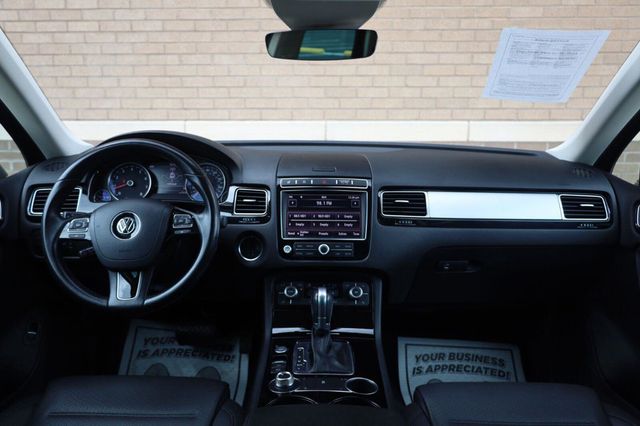 2017 Volkswagen Touareg Sport w/Technology - 23062698 - 26