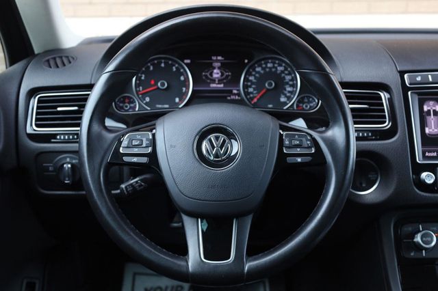 2017 Volkswagen Touareg Sport w/Technology - 23062698 - 27