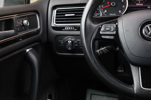 2017 Volkswagen Touareg Sport w/Technology - 23062698 - 28