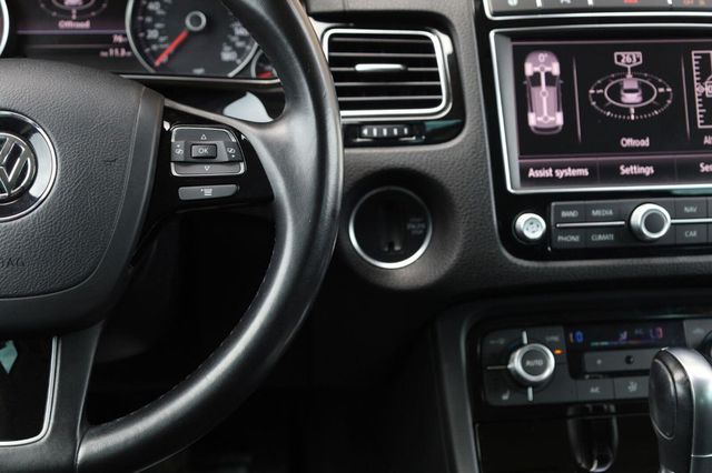 2017 Volkswagen Touareg Sport w/Technology - 23062698 - 29