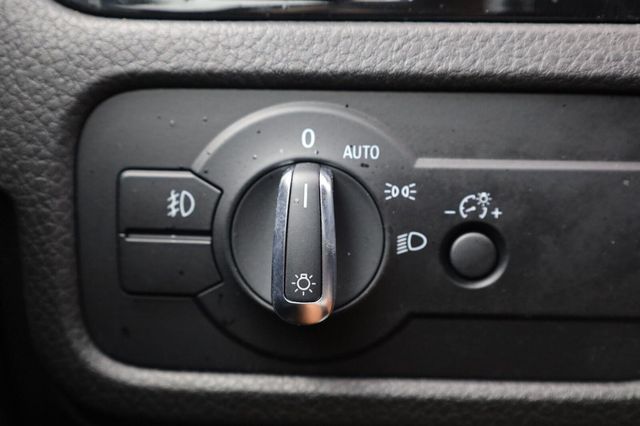2017 Volkswagen Touareg Sport w/Technology - 23062698 - 31