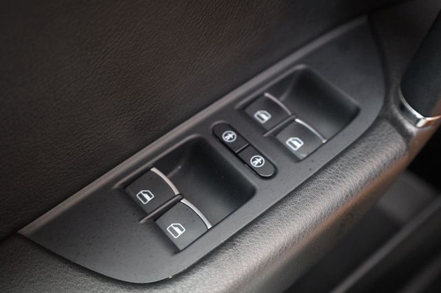 2017 Volkswagen Touareg Sport w/Technology - 23062698 - 32