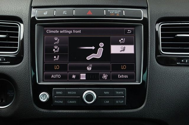 2017 Volkswagen Touareg Sport w/Technology - 23062698 - 35