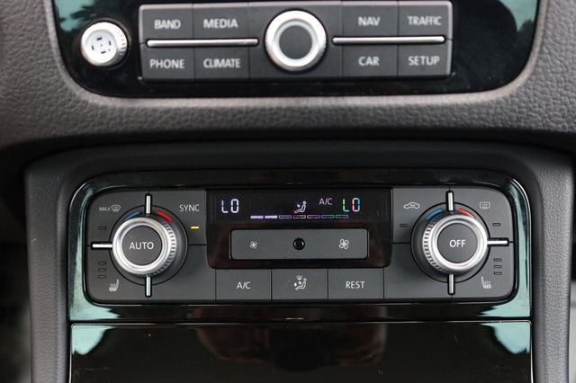 2017 Volkswagen Touareg Sport w/Technology - 23062698 - 38