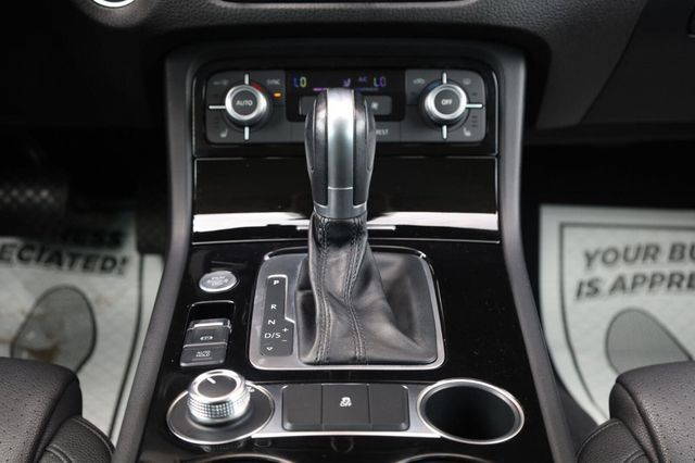 2017 Volkswagen Touareg Sport w/Technology - 23062698 - 39