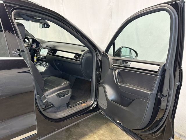 2017 Volkswagen Touareg V6 Wolfsburg Edition - 23055399 - 18