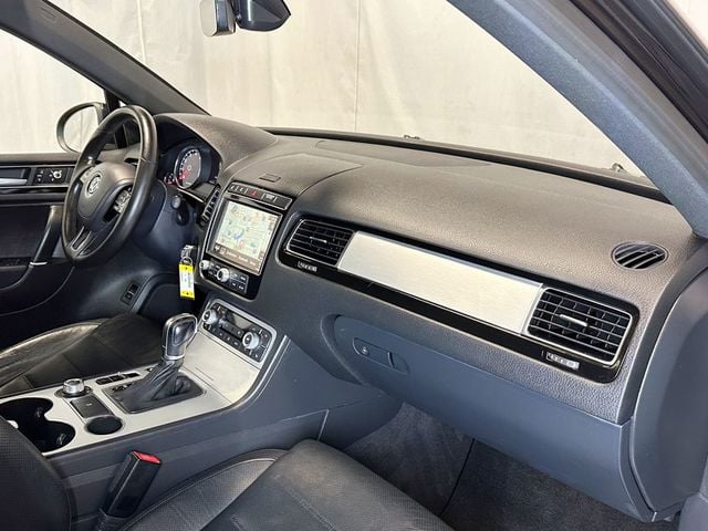 2017 Volkswagen Touareg V6 Wolfsburg Edition - 23055399 - 24
