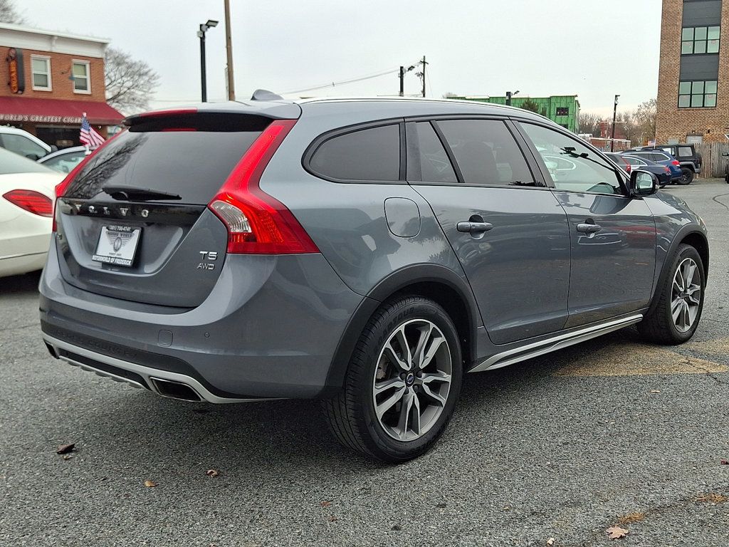 2017 Volvo V60 Premier photo 4
