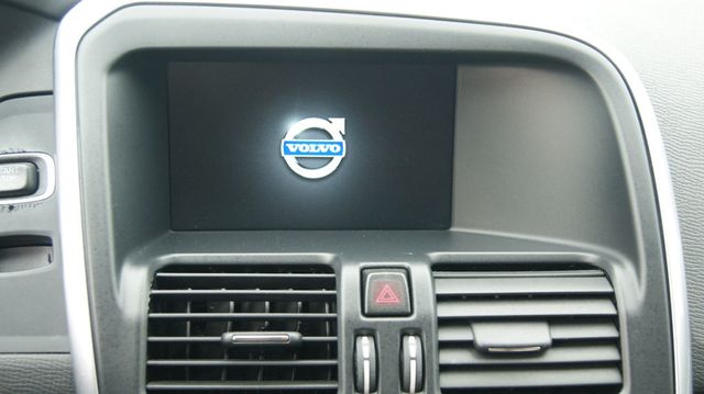 2017 Volvo XC60 JUST SERVICED, VERY CLEAN INSIDE AND OUT  - 23043576 - 11