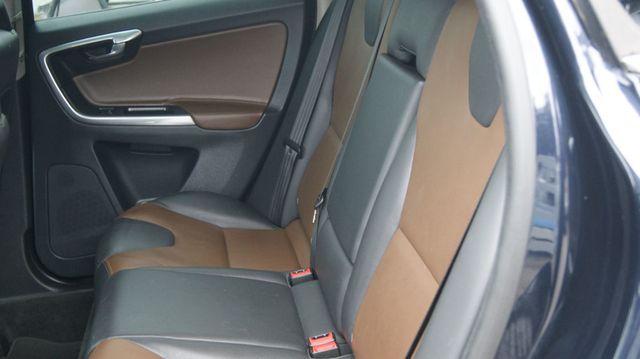 2017 Volvo XC60 JUST SERVICED, VERY CLEAN INSIDE AND OUT  - 23043576 - 31