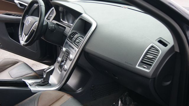 2017 Volvo XC60 JUST SERVICED, VERY CLEAN INSIDE AND OUT  - 23043576 - 42